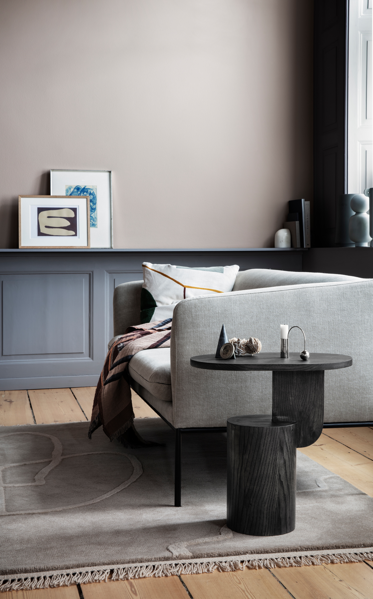 Ferm Living Insert Side Table: Dunkler Holz Beistelltisch im Wohnzimmer neben Sofa und Teppich.