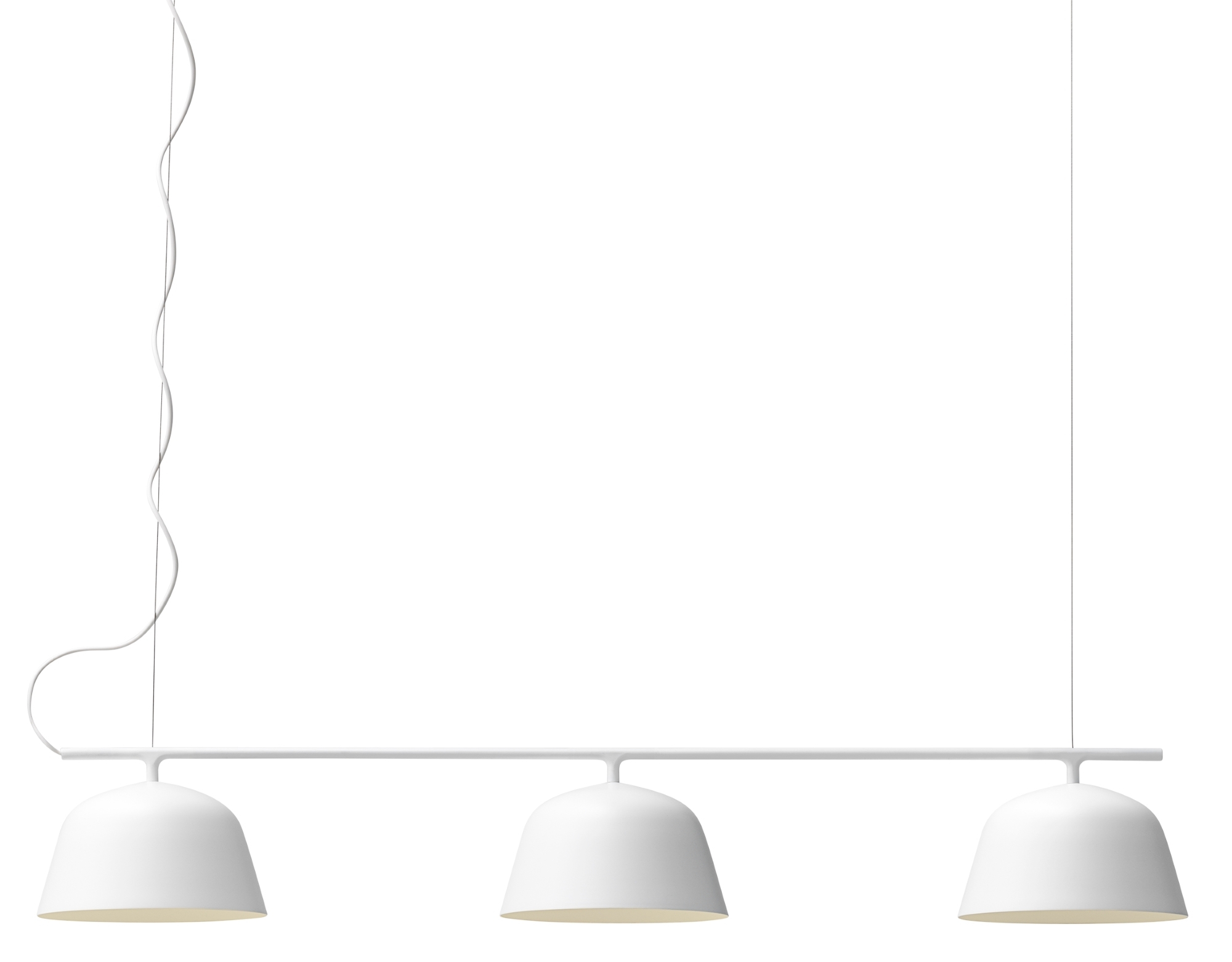 Weiße Ambit Rail Lamp Pendelleuchte von Muuto mit drei Lampenschirmen und minimalistischem Design.
