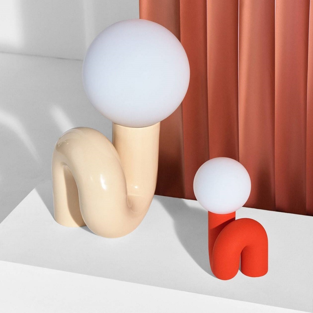 Neotenic Tischleuchte groß Petite Friture in Vanilla und Rot, modernes Design mit runder Glühbirne.