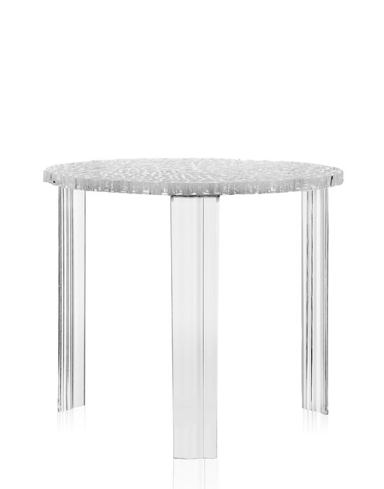 Klarer Kartell T-table Beistelltisch mit runder Tischplatte und drei transparenten Beinen auf weißem Hintergrund.