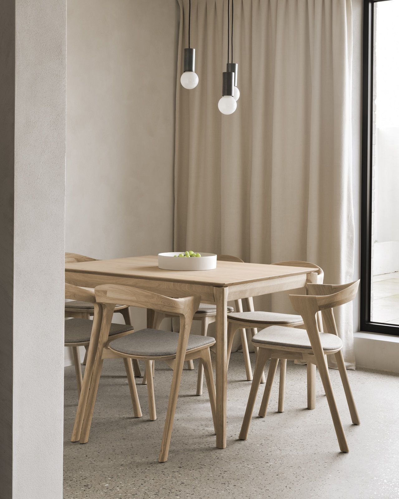 Bok Esstisch ausziehbar Eiche massiv mit Stühlen im Esszimmer, modernes skandinavisches Design.