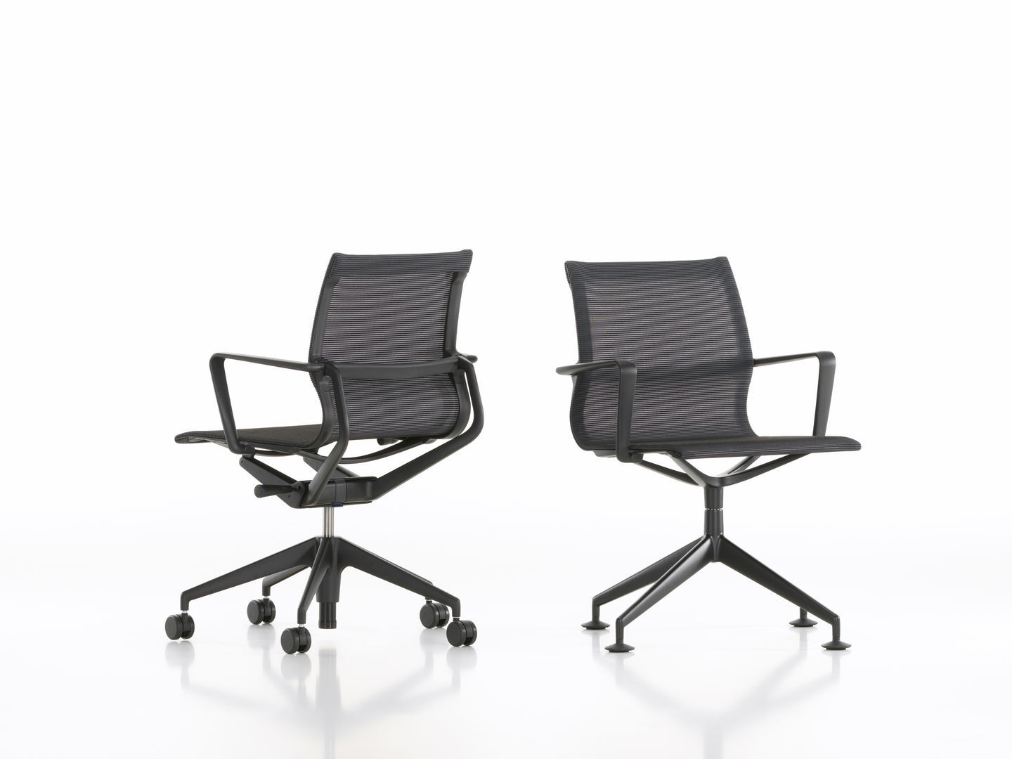 Zwei schwarze Physix Konferenzstühle von Vitra mit Armlehnen und Netzrückenlehne auf weißem Hintergrund.
