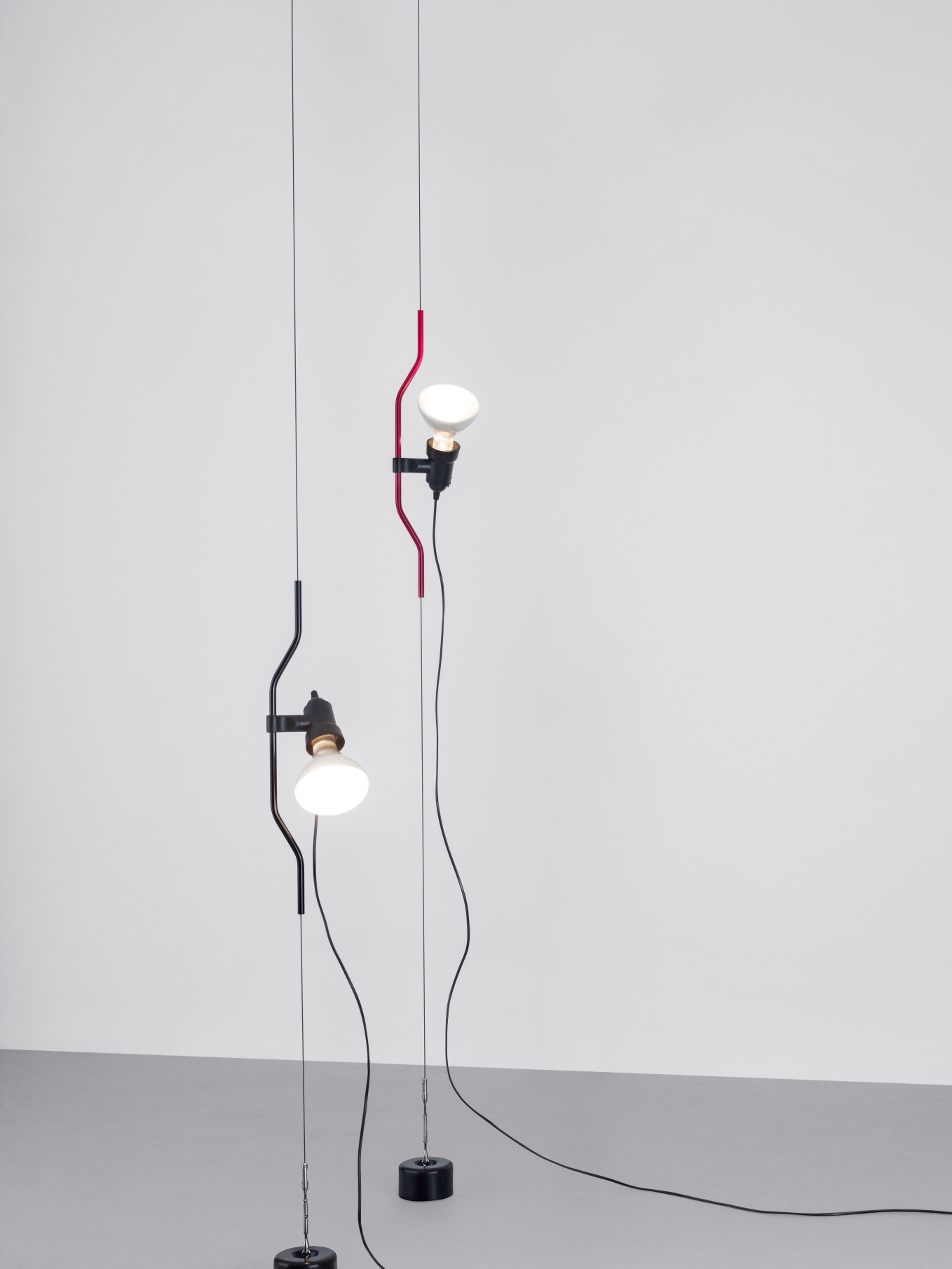 Weiße Flos Parentesi D Lampe mit Dimmer, modernes Design, indirekte Beleuchtung.