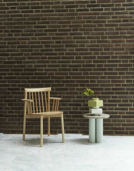Normann Copenhagen Dit Coffee Table Beistelltisch aus Marmor und pastellfarbenen Säulen, neben Holzstuhl und Dekoration.