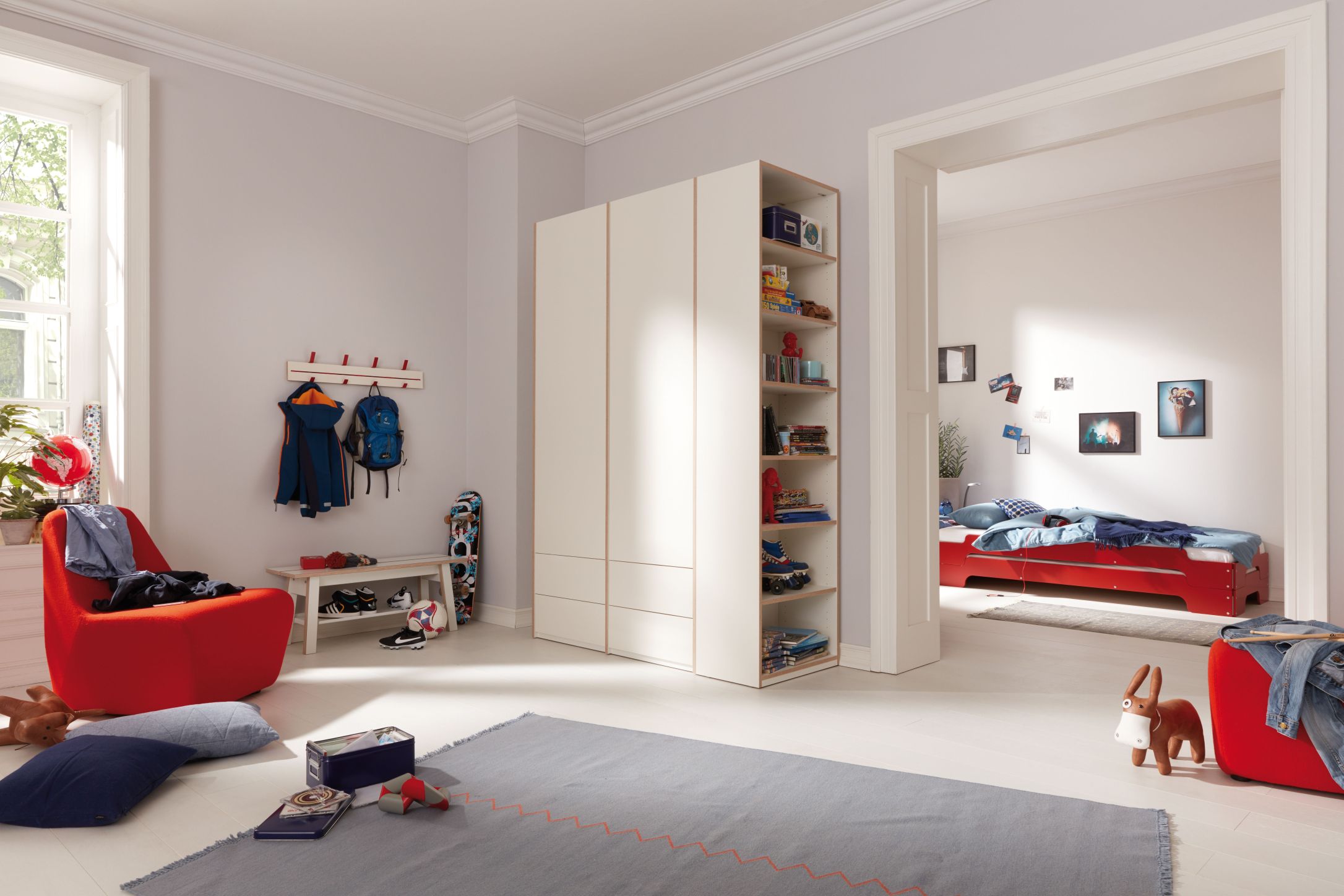 MODULAR PLUS Schrank von Müller Möbelwerkstätten mit Anbauregal in einem Kinderzimmer.