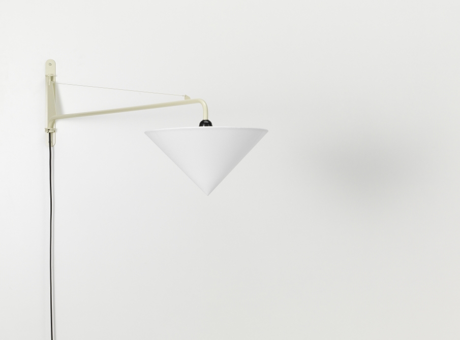 Vitra Potence Wandleuchte mit konischem Lampenschirm, modernes Design für Wohnzimmer und Schlafzimmer.