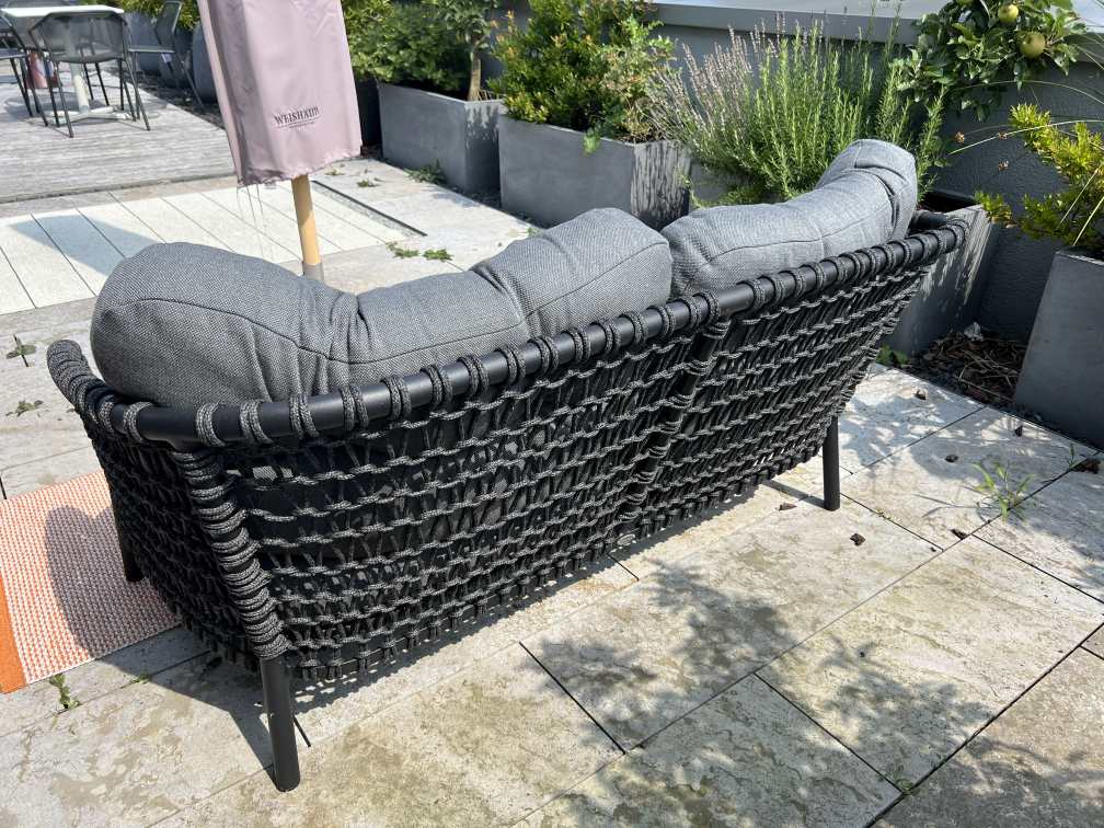Ocean Large 2-Sitzer Sofa in Dunkelgrau, Outdoor Rattan Lounge Möbel mit bequemen Kissen.