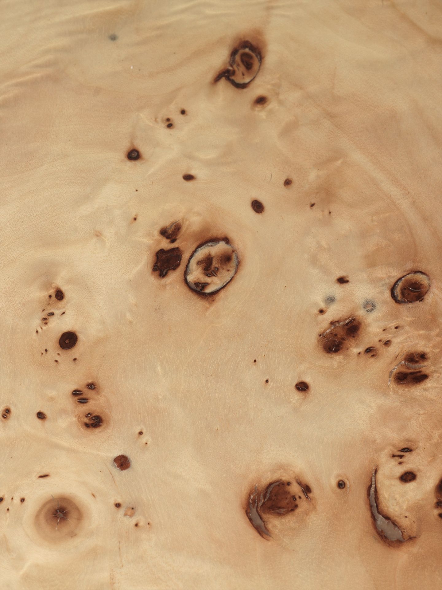 Detailaufnahme der Maserung des Burl Coffee Table von Ferm Living, Naturholz Couchtisch.