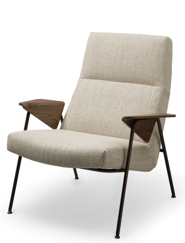 Beiger 367 / 368 Votteler Chair Sessel von Walter Knoll mit Holzarmlehnen und Metallbeinen.