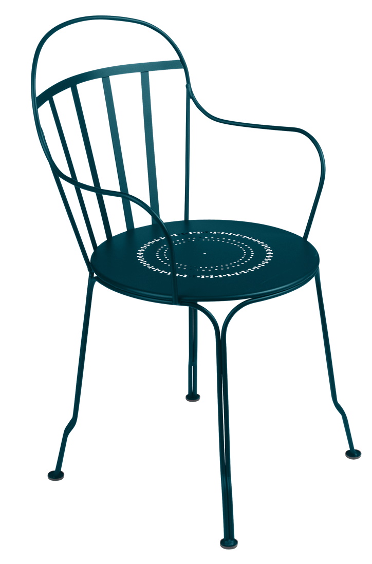 Louvre Stuhl Outdoor von Fermob, blauer Metallstuhl mit Armlehne und runder Sitzfläche mit Lochmuster.