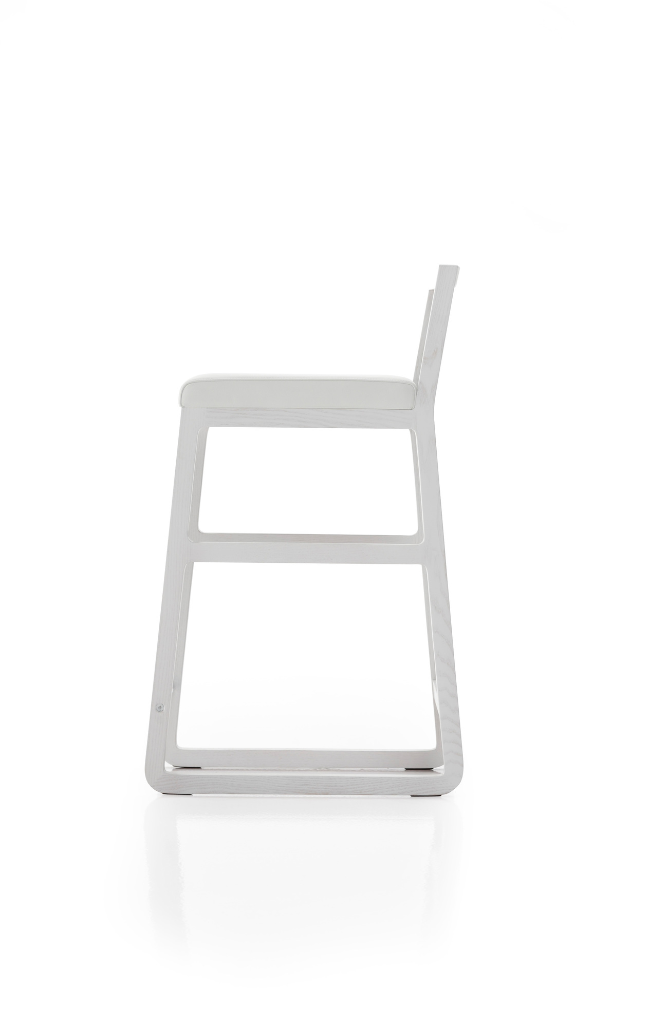 Midori Hocker in Weiß von Sancal, Seitenansicht. Moderner Hocker aus Holz, Sitz gepolstert.