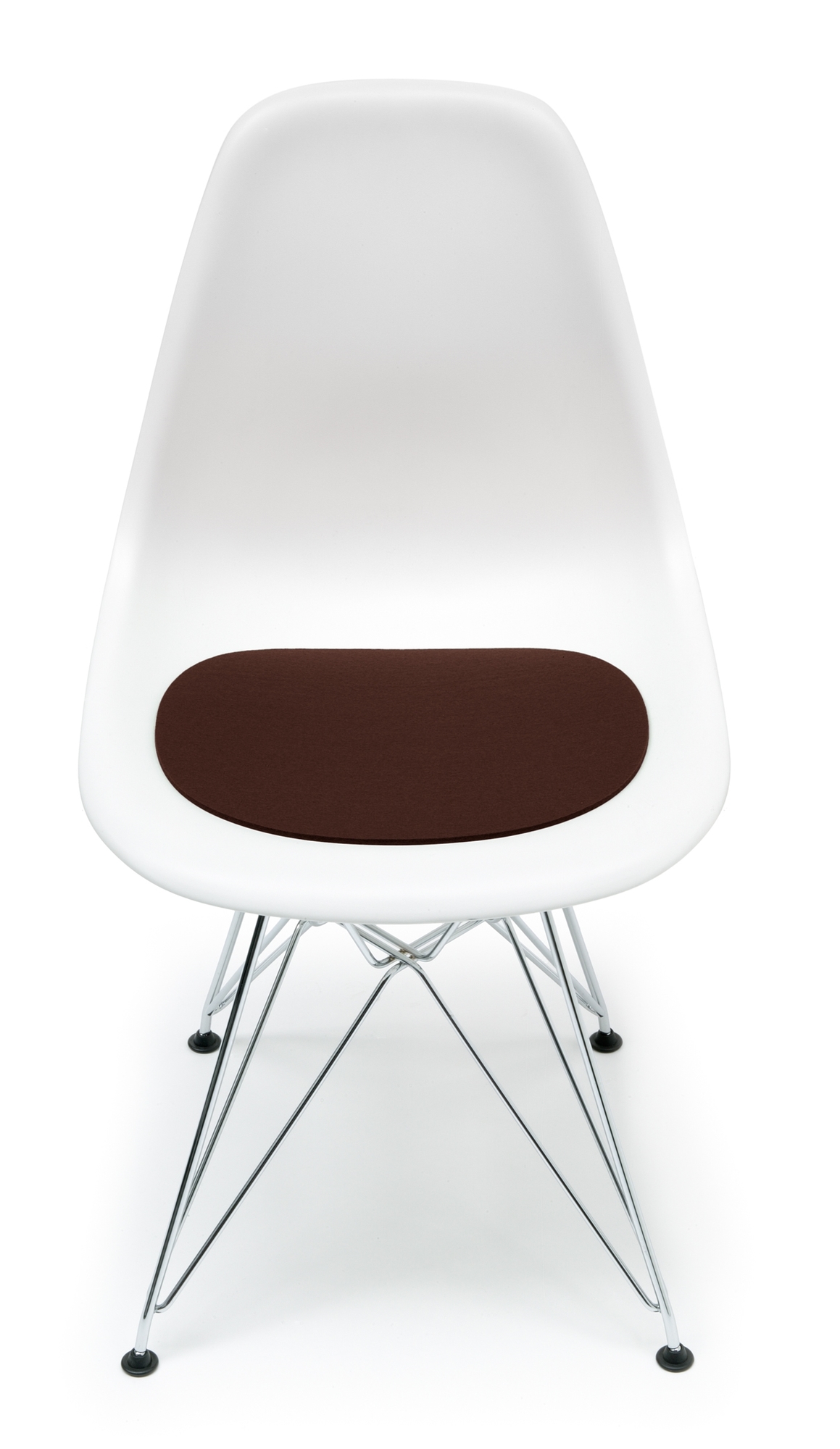 Weißer Eames Plastic Side Chair mit schokobrauner Hey Sign Filz Sitzauflage für DSR/DSW Stühle.