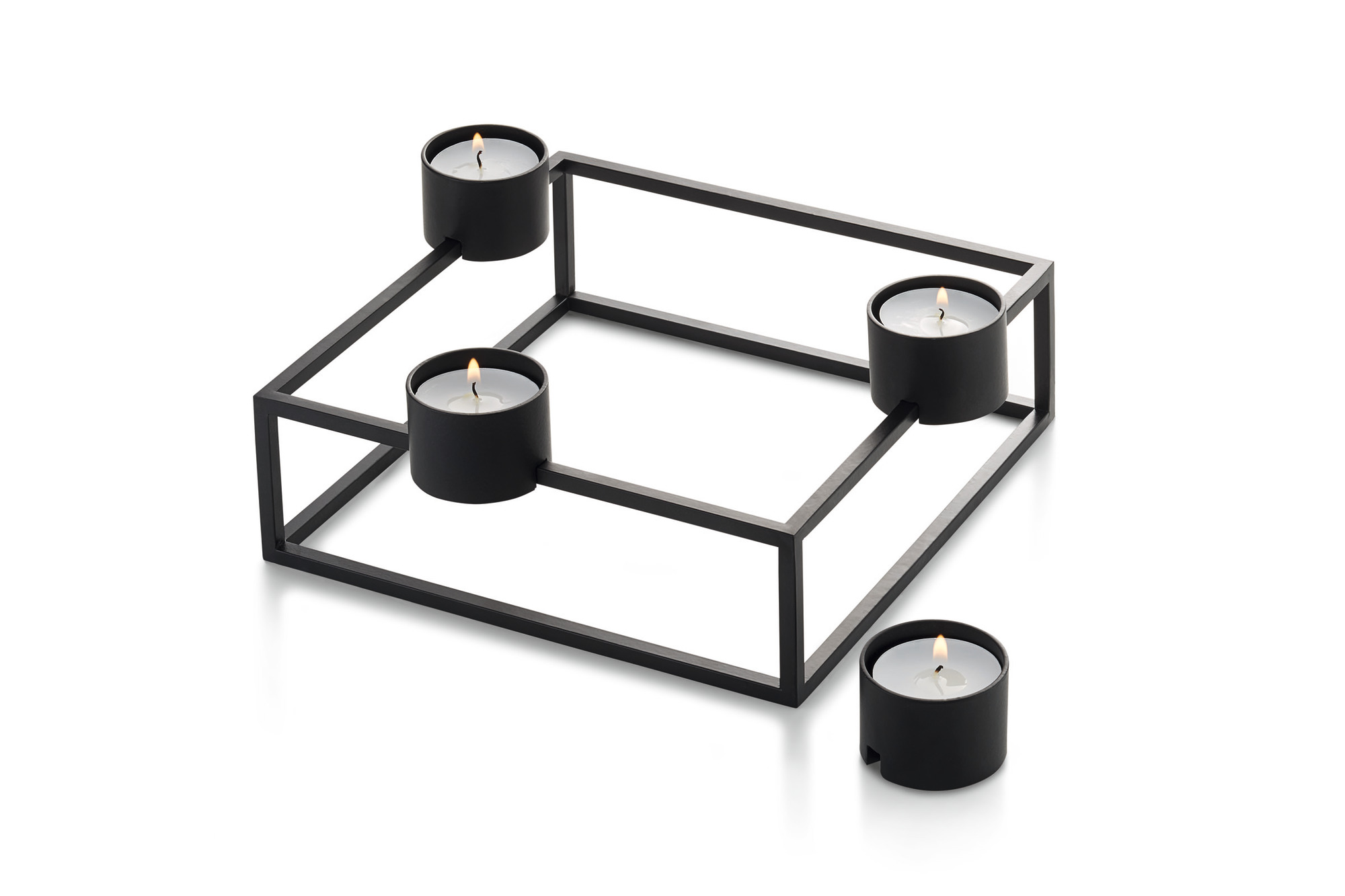 Schwarzer Cubo Kerzenhalter von Philippi mit vier Teelichtern in einem modernen, geometrischen Design.