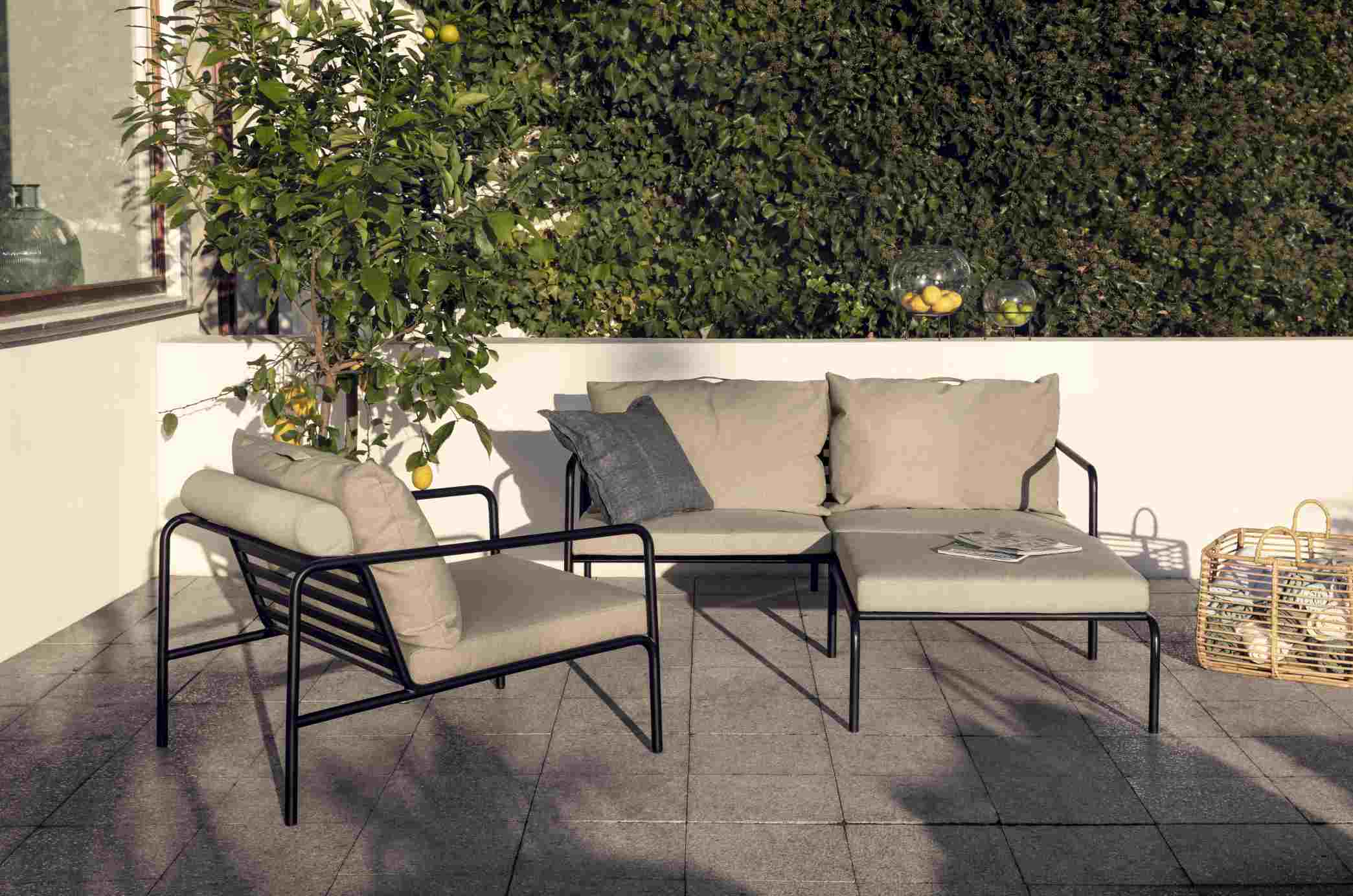 Avon Outdoor Sofa: Modernes 2-Sitzer Gartensofa und Sessel mit schwarzen Metallrahmen und beigen Polstern.