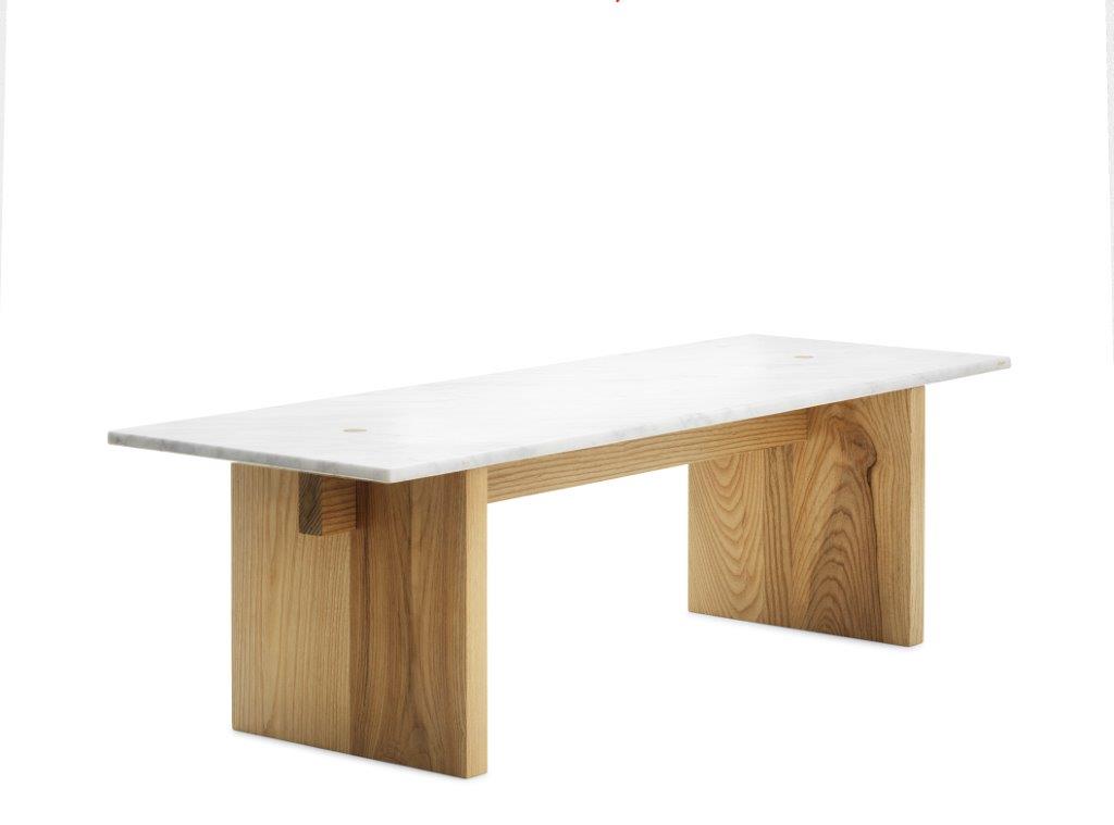 Solid Couchtisch von Normann Copenhagen mit Marmorplatte und Holzgestell, modernes Möbeldesign.
