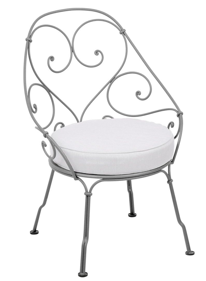 Fermob 1900 Sessel Cabriolet für den Garten, graues Metallgestell mit weißem Sitzkissen.