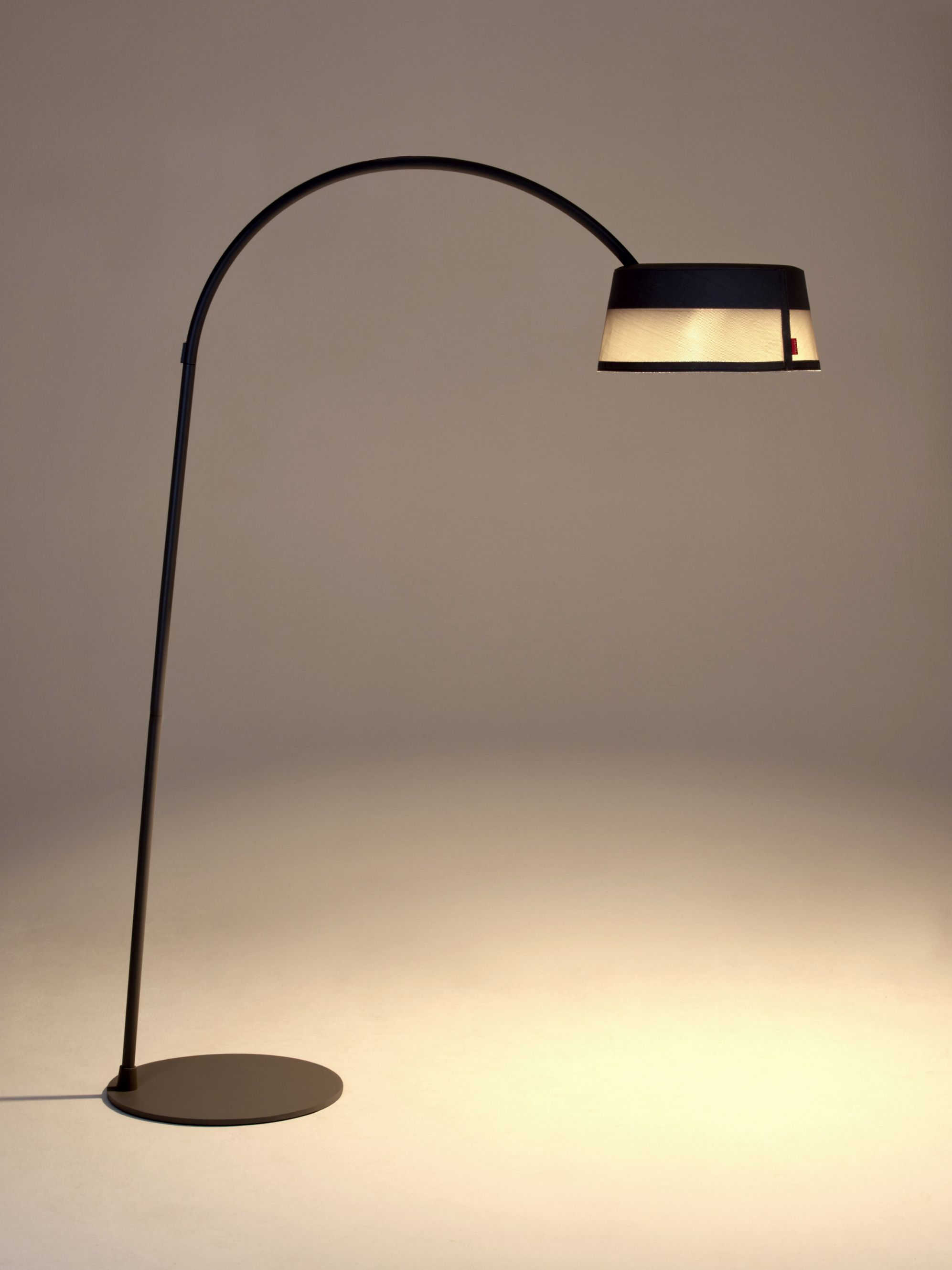 ISA-BELLE Solar Stehleuchte von Moree, moderne Bogenlampe mit Lampenschirm und warmem Licht.