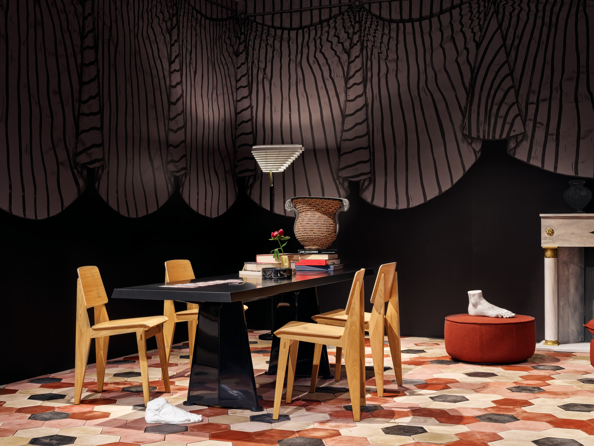 Vitra Chaise Tout Bois Stühle aus Holz um einen schwarzen Esstisch in einem Interieur.