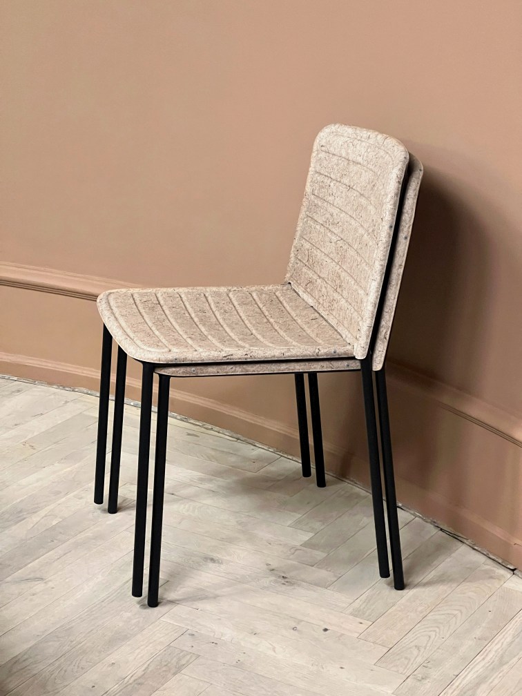 Flax Stacker Chair: Stapelbarer Design Stuhl mit Leinenstruktur und schwarzen Metallbeinen für Esszimmer oder Büro.