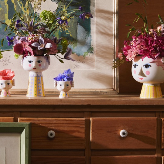 Eva Teelichthalter 2er Set von Bjorn Wiinblad mit Blumen auf einer Holzkommode. Keramik Teelicht.