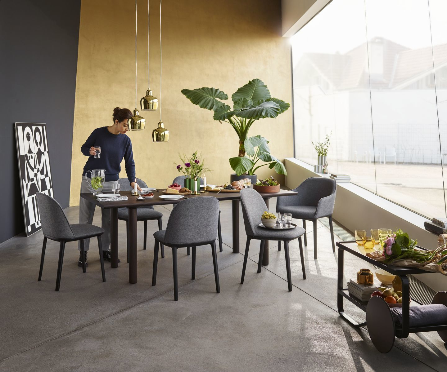 Esszimmer mit Esstisch und grauen Softshell Side Chairs von Vitra, modernes Möbeldesign.