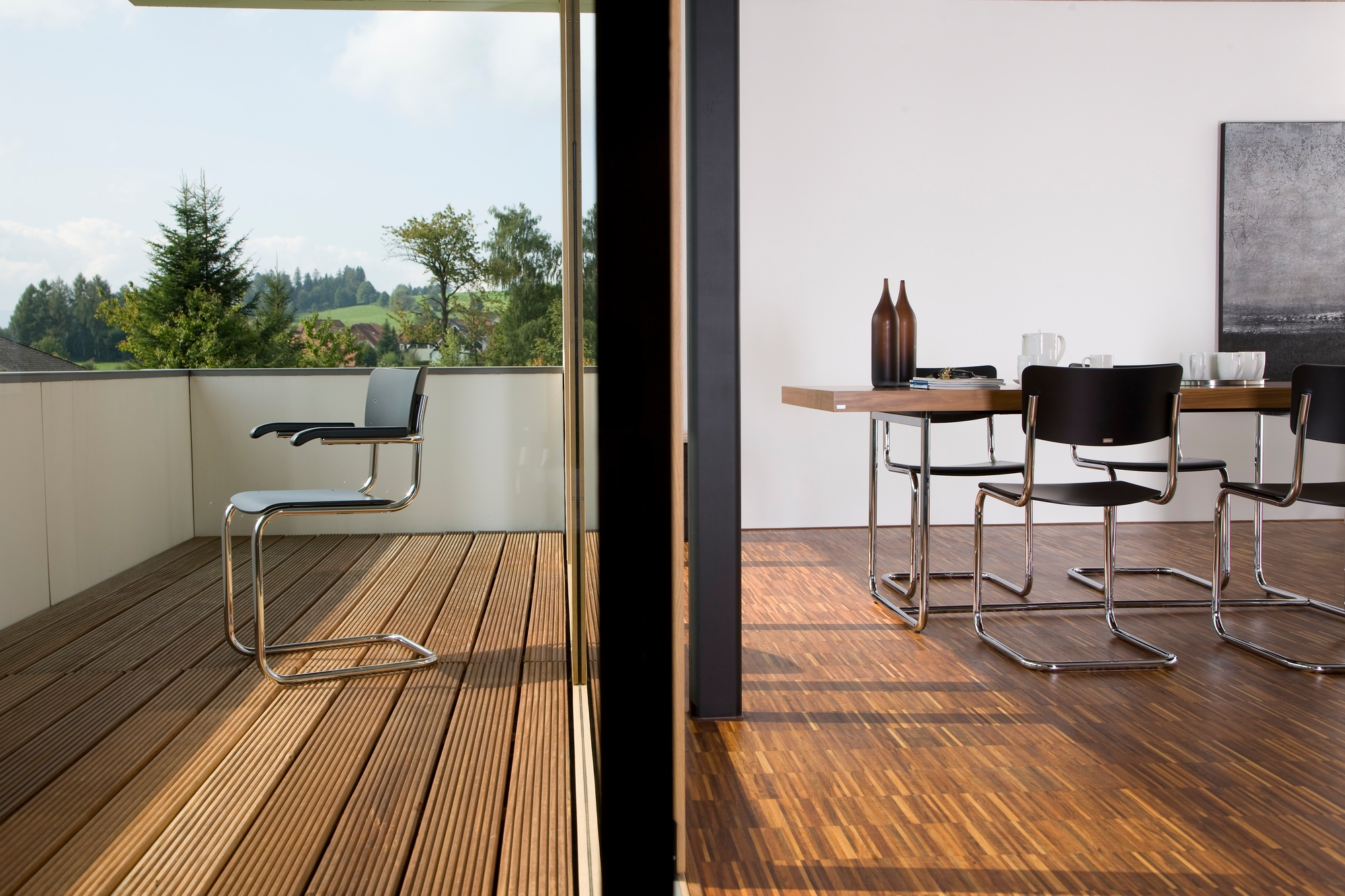 S 43 Freischwinger Stuhl von Thonet, Stahlrohr Klassiker in Schwarz und Chrom auf Balkon und im Esszimmer.