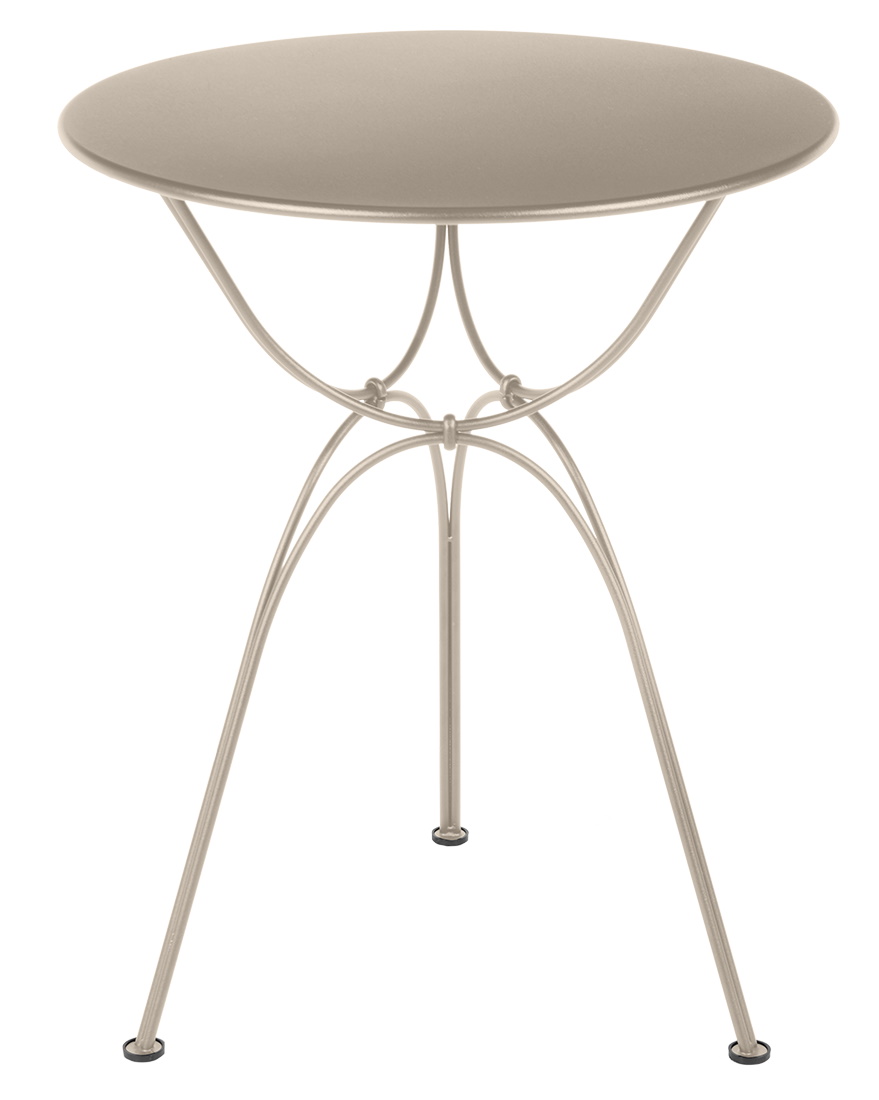 Airloop Tisch Ø 60 cm von Fermob, runder Outdoor-Tisch aus Metall in Sandfarben, filigranes Design.