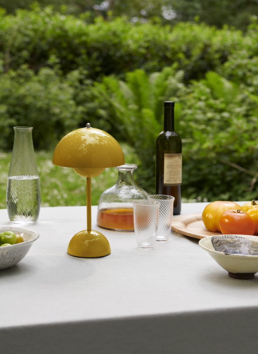 Flowerpot VP9 draagbare acculamp / tafellamp met USB AndTradition Mosterd
