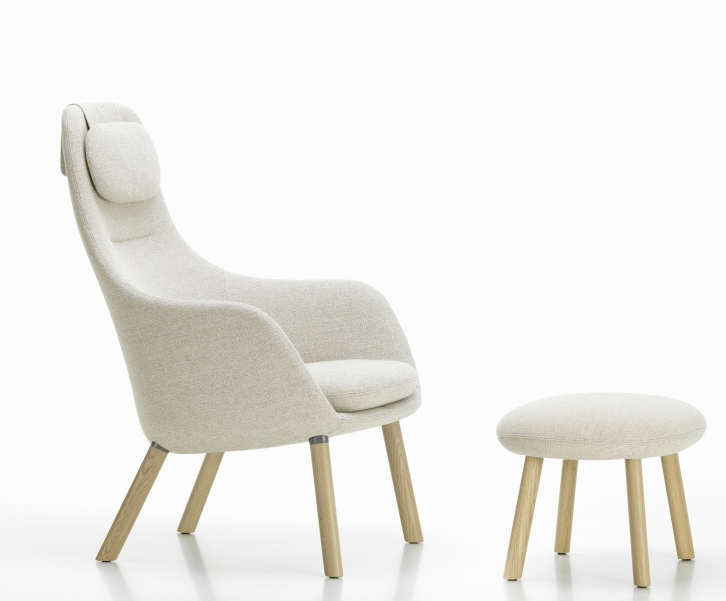 Vitra Hal Lounge Chair Sessel mit Ottoman in hellem Stoffbezug und Holzfüßen.