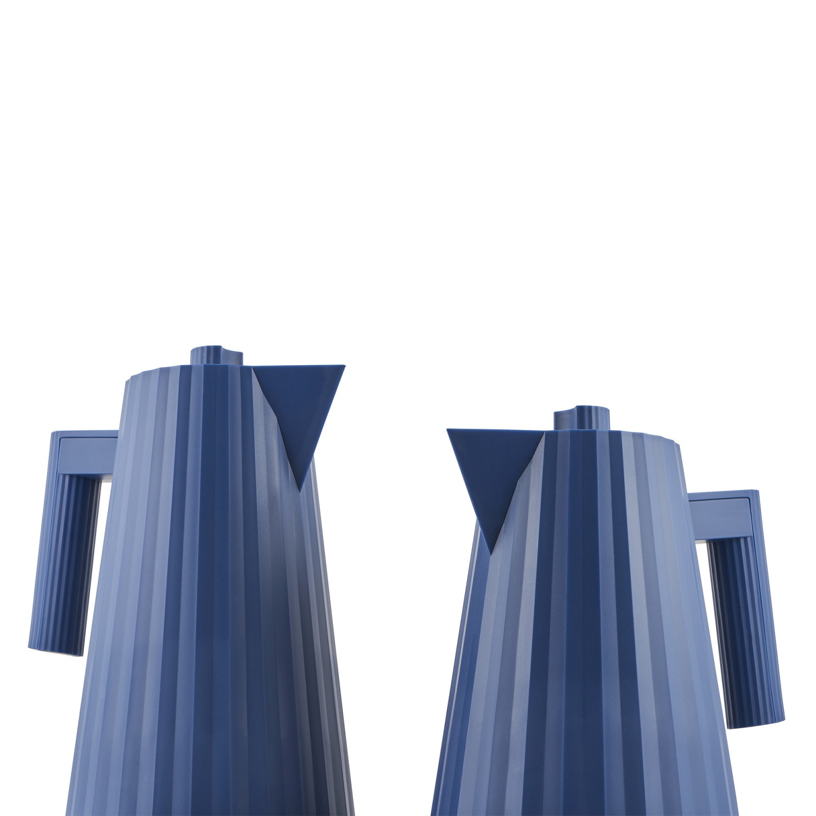 Zwei blaue Alessi Wasserkocher mit Plissee-Design, moderne Küchengeräte für die Zubereitung von heißem Wasser.