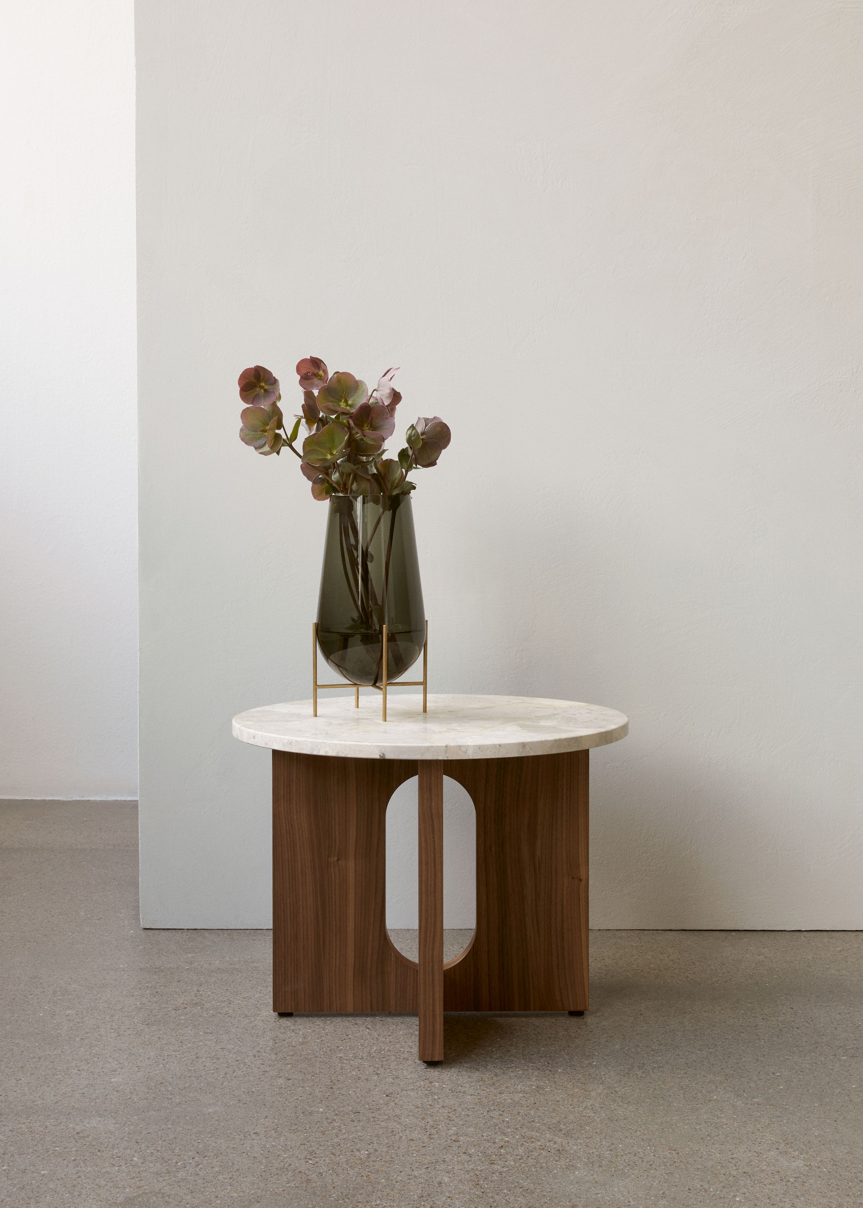 Androgyne Beistelltisch mit Walnuss-Gestell und Kunis Breccia Stone Tischplatte, ideal für moderne Wohnräume.
