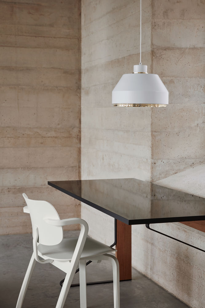 Weiße Artek Pendelleuchte AMA500 über Esstisch und Stuhl, modernes skandinavisches Design.