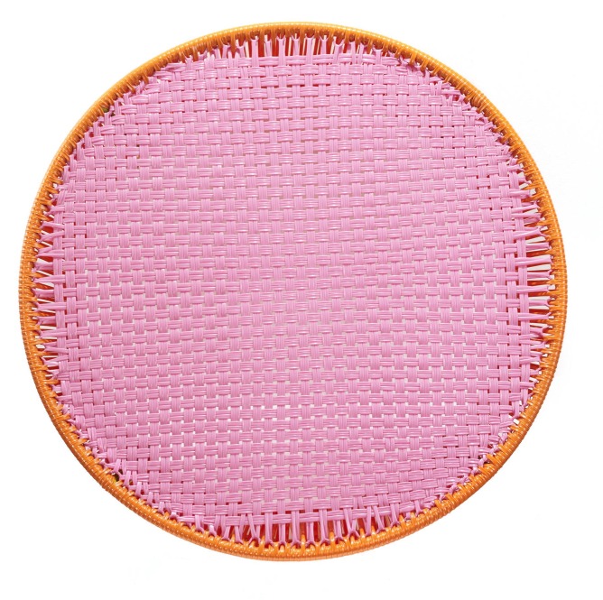 Detailansicht: Rosa Tischplatte des Caribe Beistelltisches für Outdoor-Bereiche mit orangefarbenem Rand.