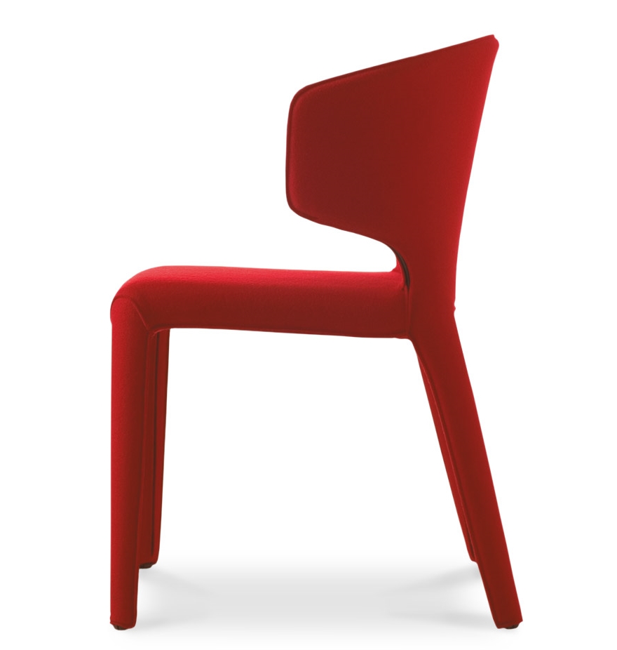 Roter 367 Hola Armlehnstuhl von Cassina, moderner Design Stuhl mit Stoffbezug, Seitenansicht.