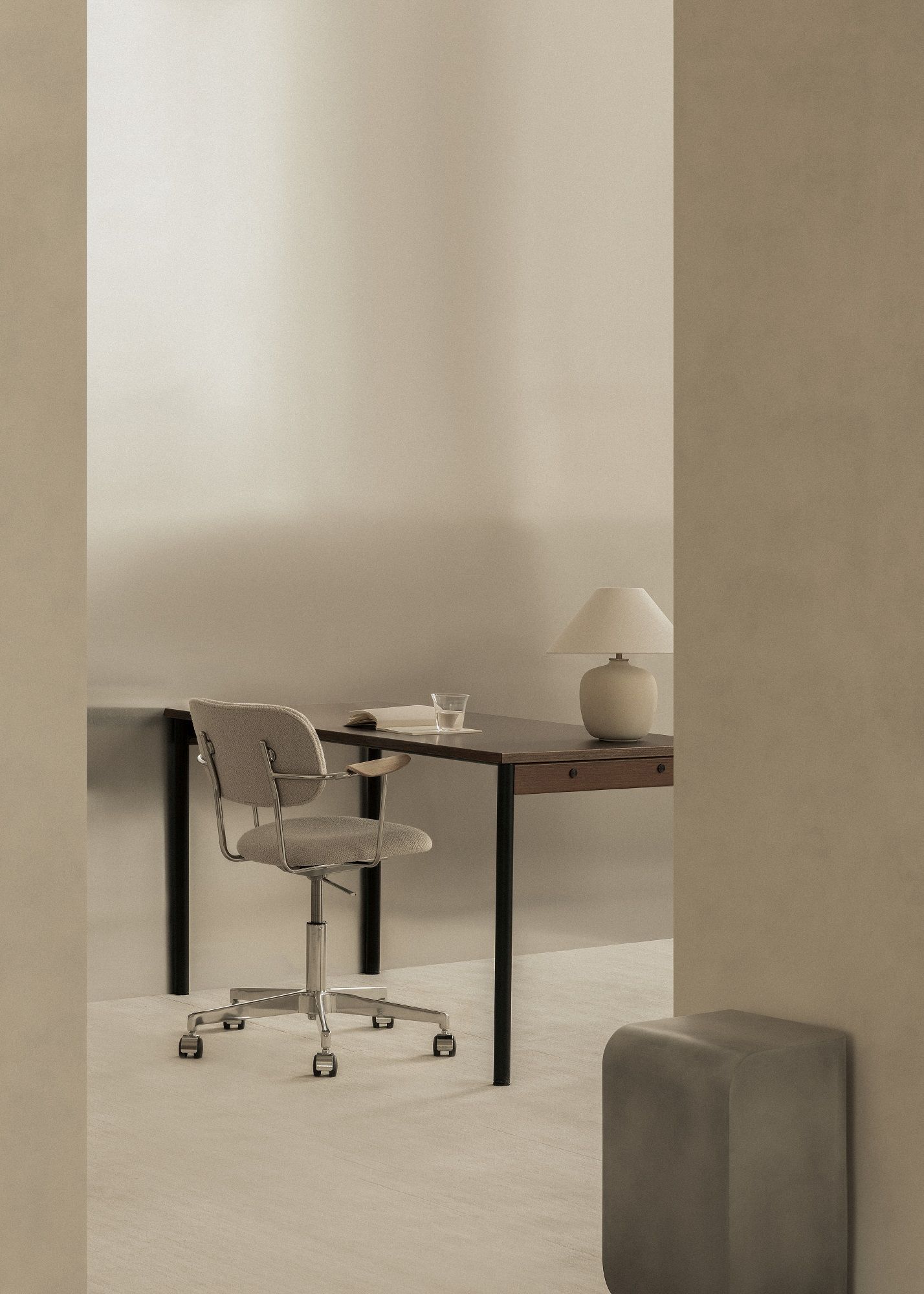 Audo Copenhagen Volume Side Table in grau neben einem Schreibtisch mit Stuhl und Lampe.