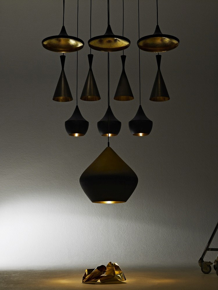 Nahaufnahme der Tom Dixon Beat Stout Pendelleuchte, schwarzes Äußeres, goldfarbenes Interieur.