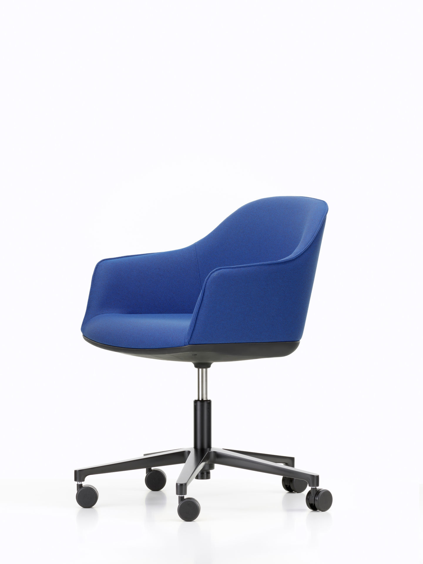Blauer Vitra Softshell Chair Bürostuhl mit Armlehnen und schwarzem Fünfsternfuß auf weißem Hintergrund.