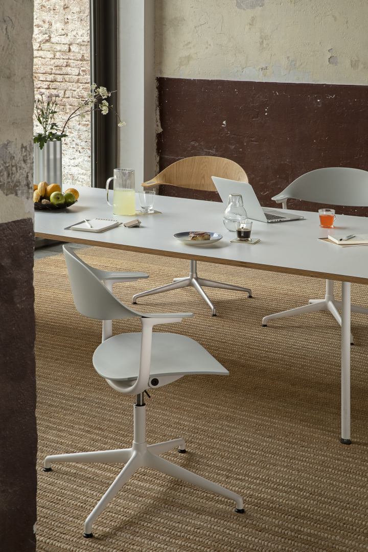 Mynt Bürostuhl von Vitra am Esstisch: Moderner Drehstuhl mit Kunststoffschale und Armlehnen.