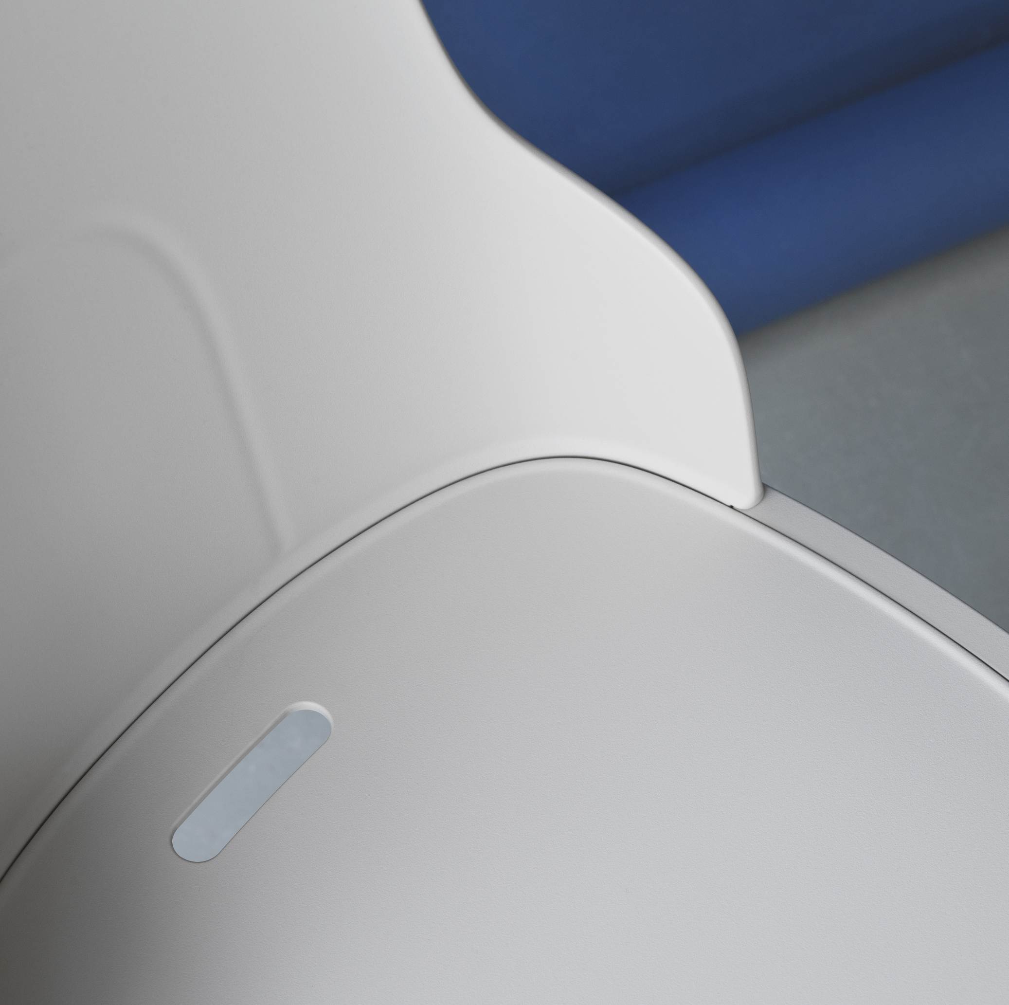 Detailaufnahme des weißen Allez Chair PP Stuhls von Normann Copenhagen, modernes Design für Esszimmer und Büro.