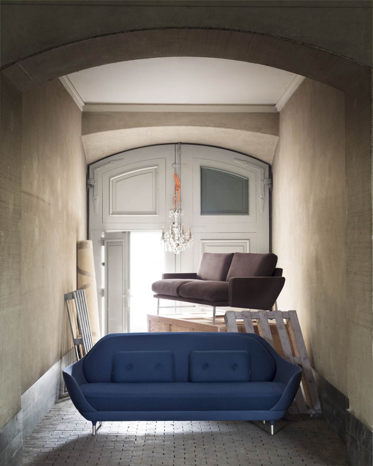 Blaues Favn Sofa von Fritz Hansen und braunes Sofa in einem Flur mit Stuckdecke.