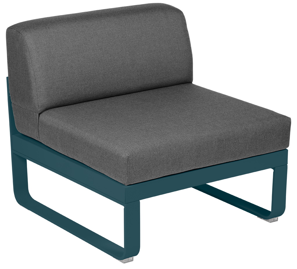 Bellevie Fermob Modulsofa Mitte, 1-Sitzer für den Außenbereich mit grauem Kissen und blauem Rahmen.