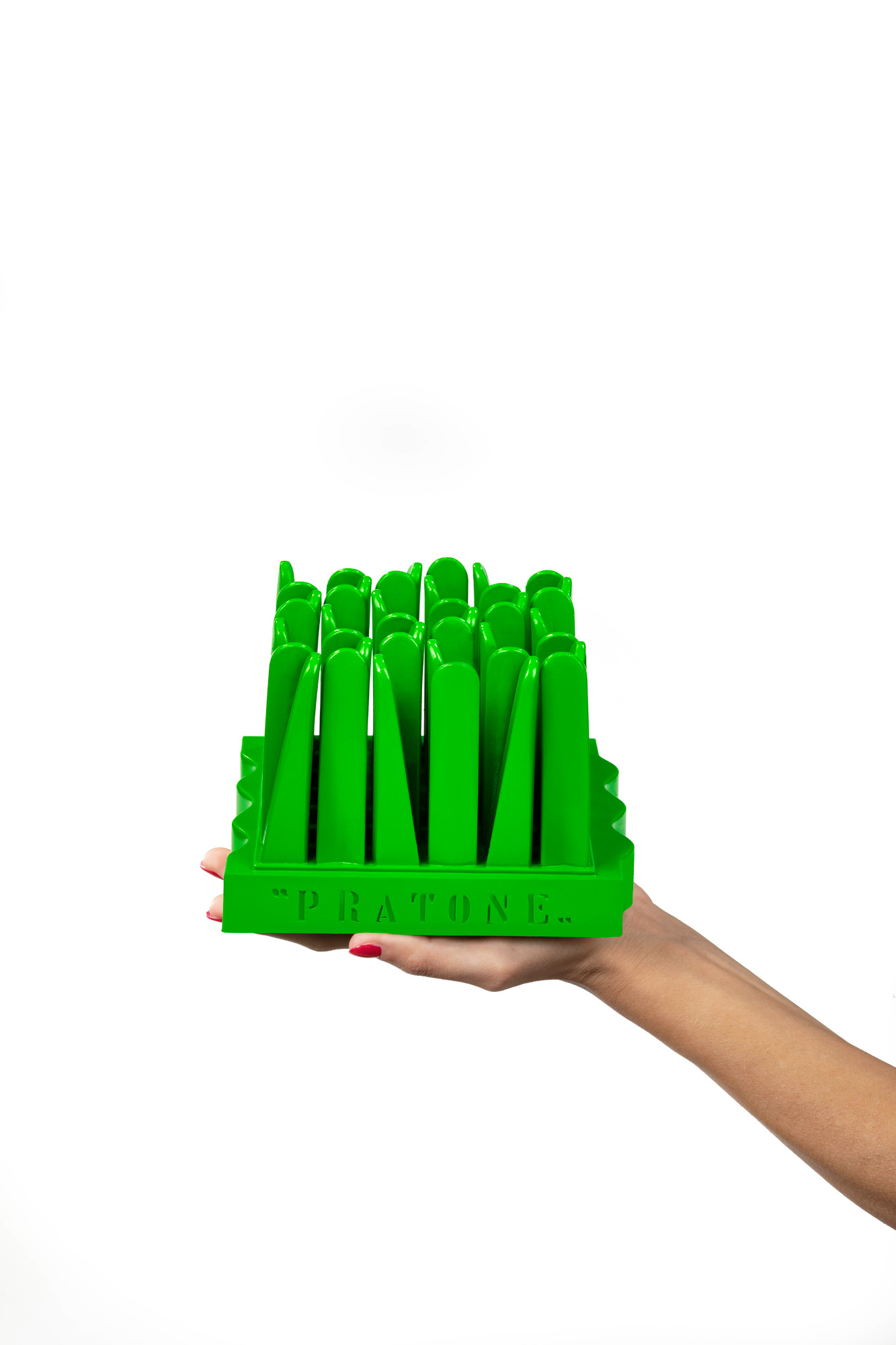 Guframini Pratone Miniatur auf Handfläche, grüne Design-Skulptur, detailreiche Produktaufnahme für E-Commerce.