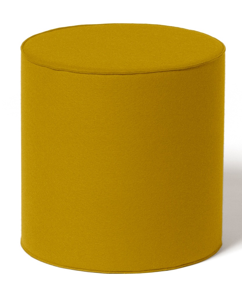 Goldener, zylinderförmiger Sitzhocker aus Filz, ideal als Fußhocker oder Beistelltisch für moderne Wohnräume.