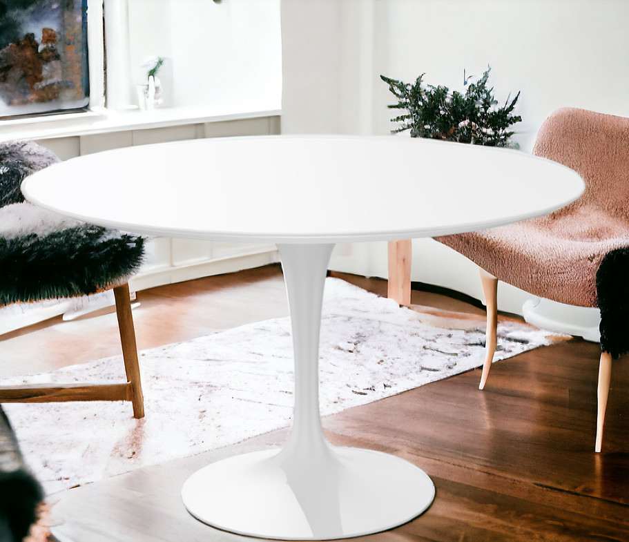 Weißer Saarinen Esstisch von Knoll International mit runder Tischplatte und zentralem Fuß im modernen Esszimmer.