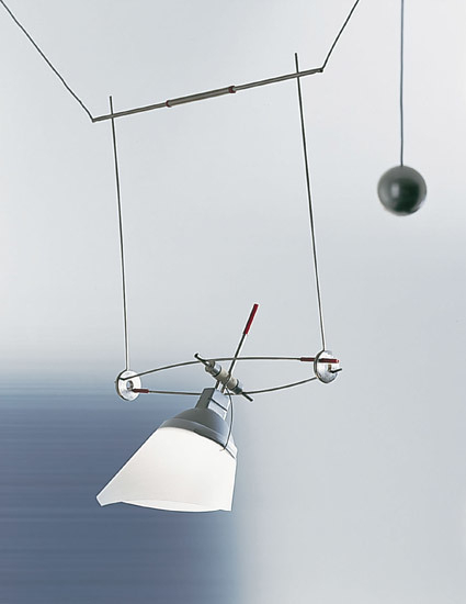 YAYAHO Element 77 von Ingo Maurer: Elegante Hängelampe mit verstellbarer Blende für individuelles Lichtdesign.