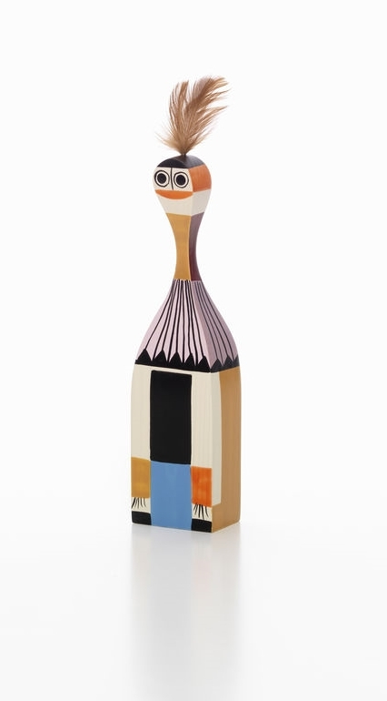Holzfigur Vitra Wooden Doll No 10, dekorative Holzpuppe mit Feder und geometrischen Mustern.