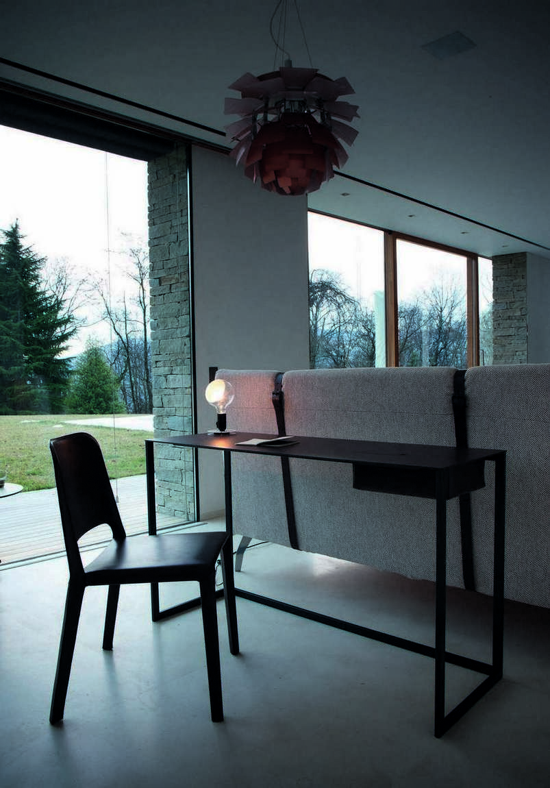 Moderner Calamo Schreibtisch von Zanotta mit schwarzem Gestell und passendem Stuhl vor Panoramafenster.