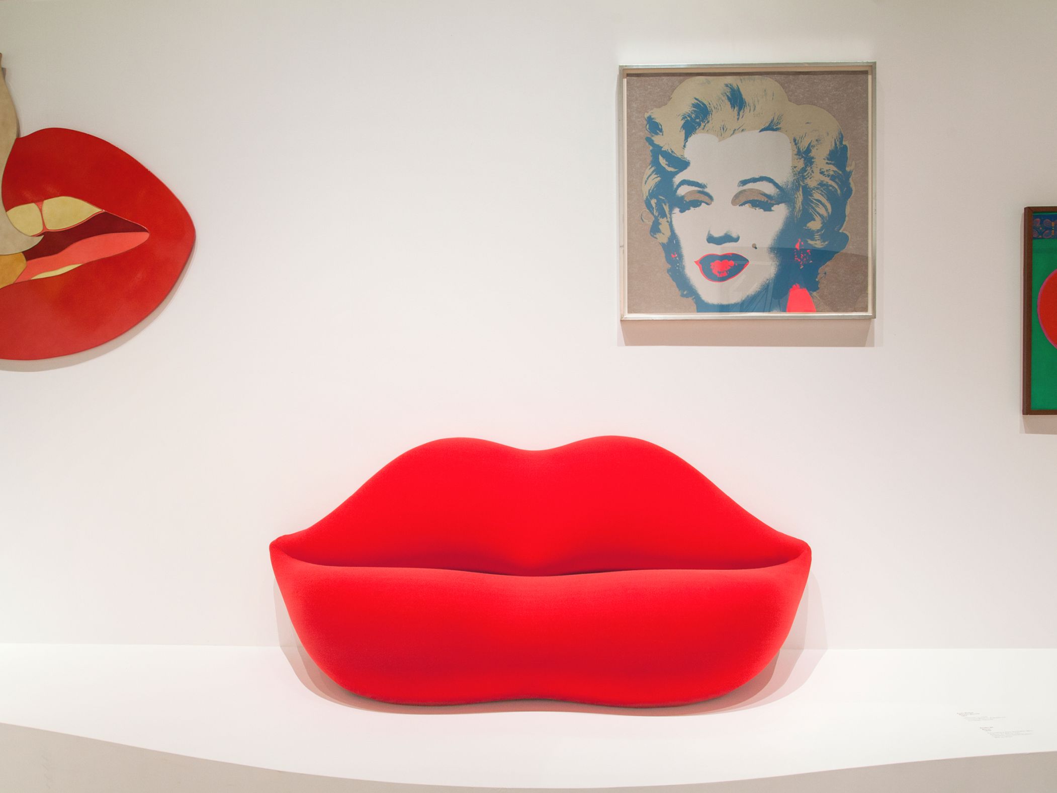 Rote Bocca Lippen Sofa von Studio 65, Pop Art Designmöbel, Kunstausstellung mit Marilyn Monroe Porträt.