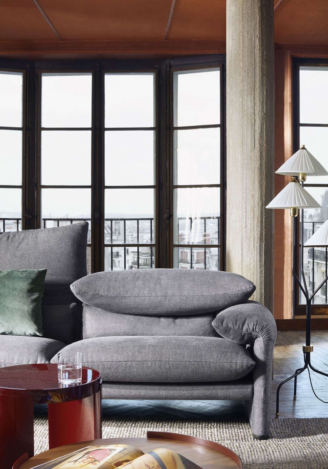 Graues Maralunga Sofa von Cassina, Dreisitzer, modernes Design, bequeme Polstermöbel für Wohnzimmer und stilvolles Interieur.