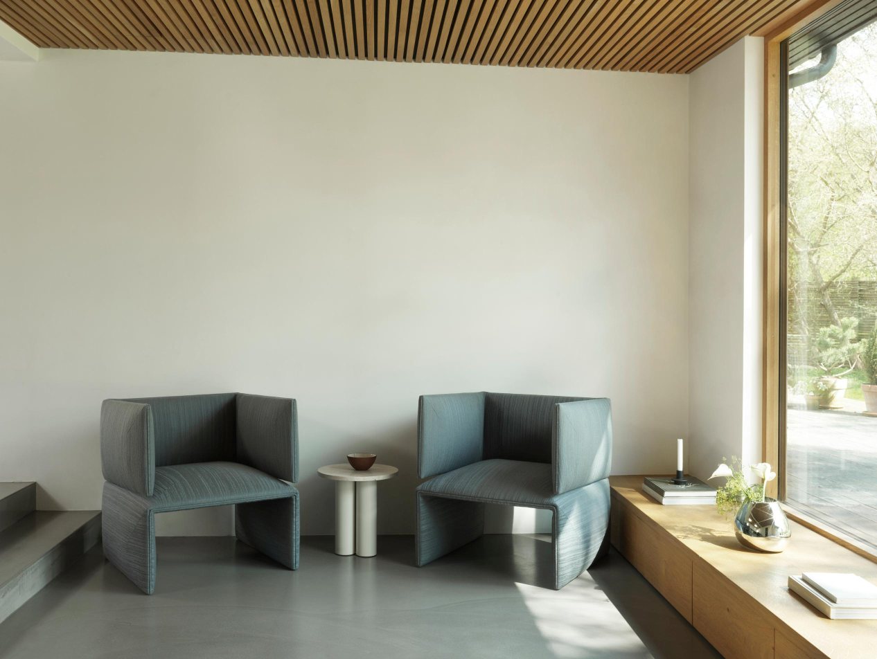 Zwei graue Sessel mit einem Dit Coffee Table Beistelltisch von Normann Copenhagen dazwischen.